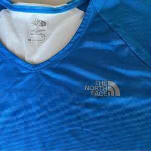 The North Face Women’s Striped Blue Performance Tee Size L